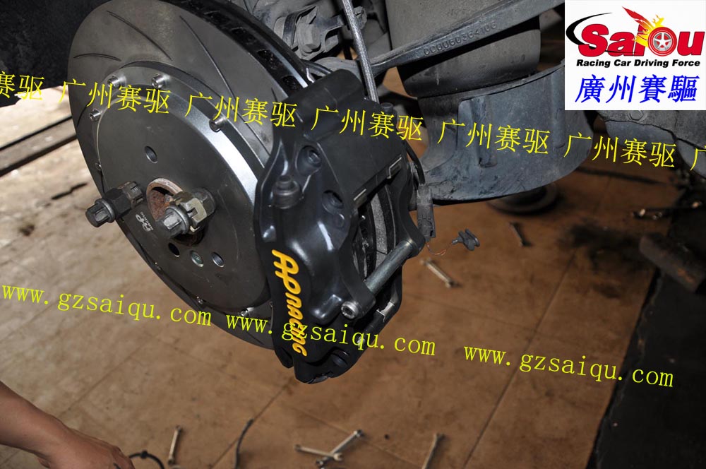 裝上加大碟和大六活塞鮑魚(yú)效果圖